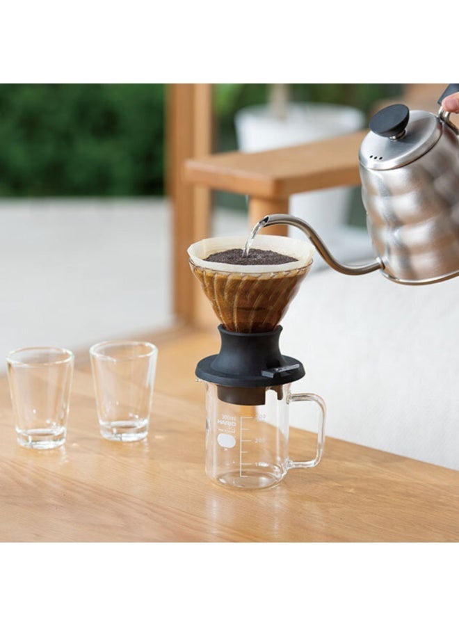 هاريو طقم ماكينة قهوة زجاجية V60 مع مفتاح غمر، مصنوعة من زجاج البوروسيليكات المقاوم للحرارة مع قاعدة وصمام من السيليكون، تتضمن 40 فلتر ورقي V60-02، سعة من 1 إلى 4 أكواب، لون أسود - Image 3